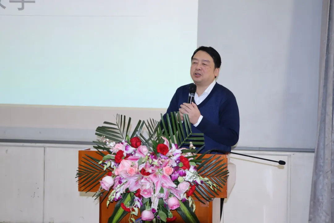 37云顶集团yd1233第二附属中学正高级教师  何杰老师.jpg